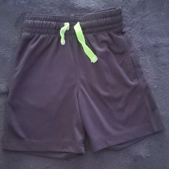 Toddler boys 2T shorts - Picture 1 of 2